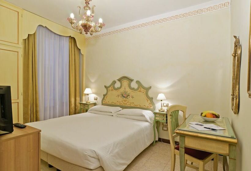 اتاق استاندارد سه نفره, La Fenice Et Des Artistes