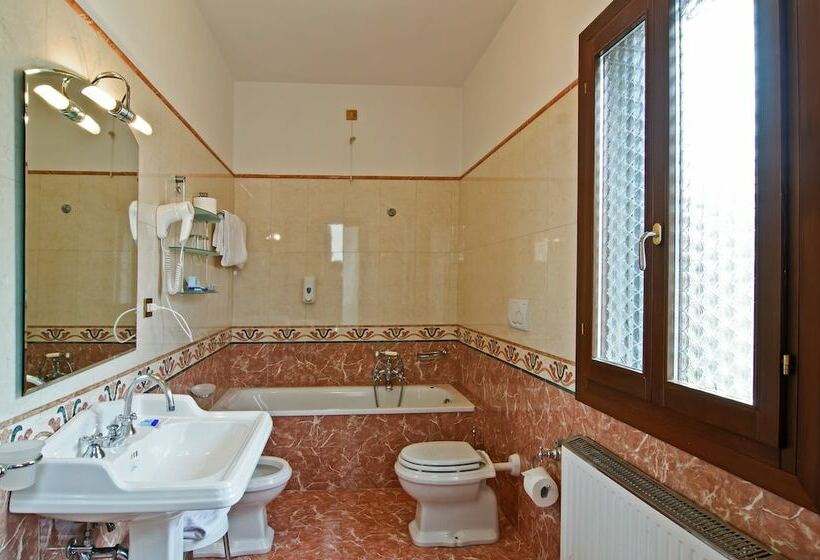 اتاق استاندارد سه نفره, La Fenice Et Des Artistes