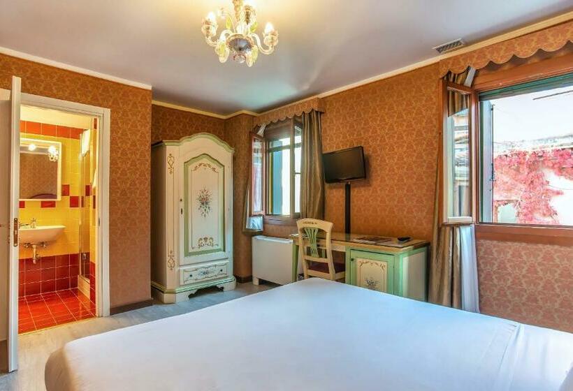 اتاق راحتی یک تخته, La Fenice Et Des Artistes