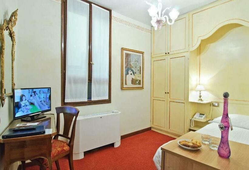 اتاق راحتی یک تخته, La Fenice Et Des Artistes