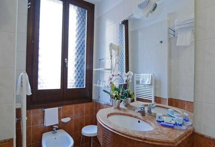 اتاق راحتی یک تخته, La Fenice Et Des Artistes