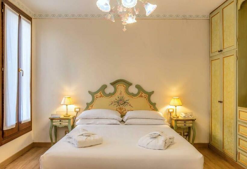 سوییت جونیور, La Fenice Et Des Artistes