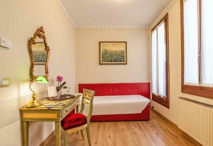 سوییت جونیور, La Fenice Et Des Artistes