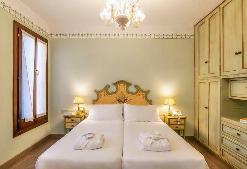 سوییت جونیور, La Fenice Et Des Artistes