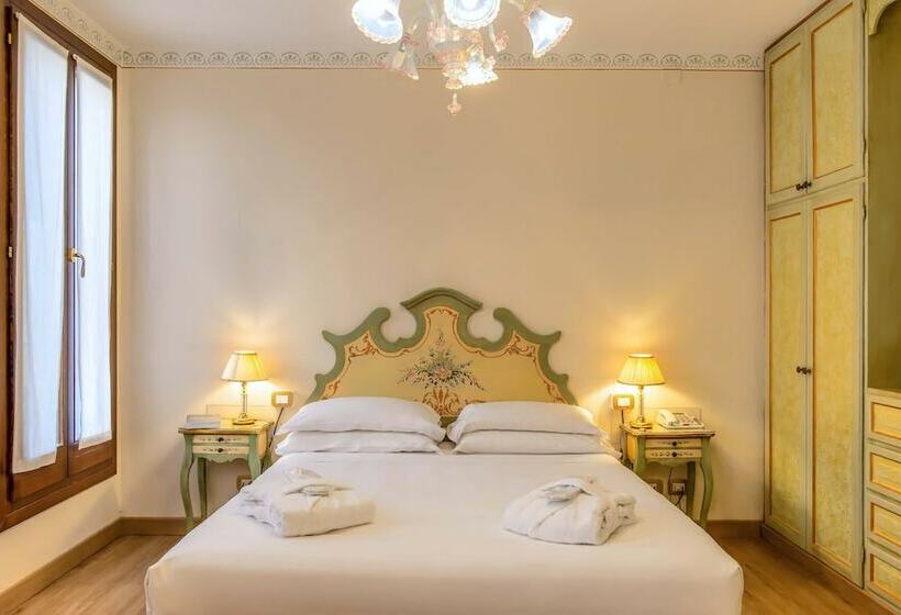 سوییت جونیور, La Fenice Et Des Artistes