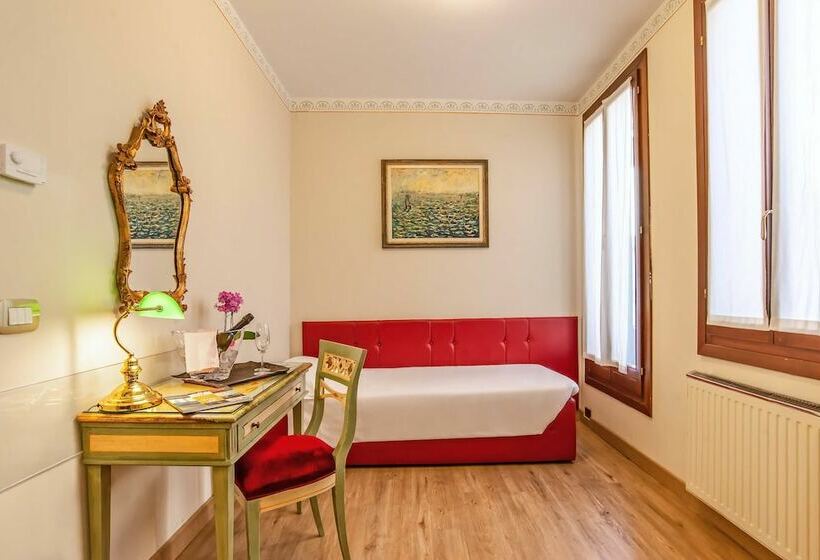 سوییت جونیور, La Fenice Et Des Artistes