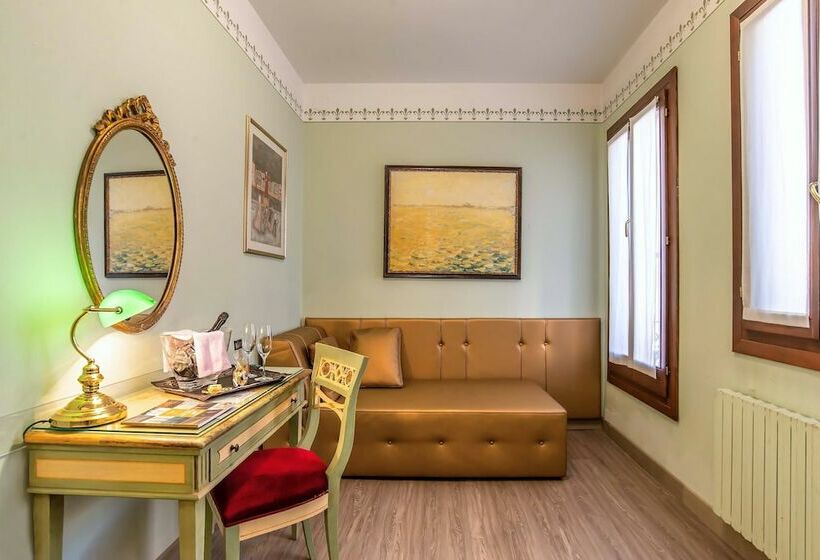 سوییت جونیور, La Fenice Et Des Artistes