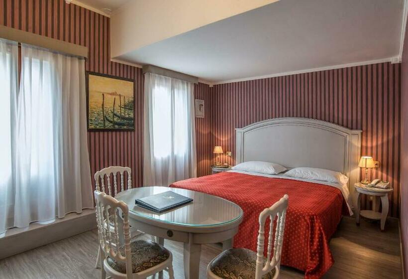 اتاق راحتی, La Fenice Et Des Artistes