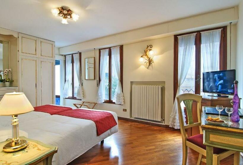 اتاق راحتی, La Fenice Et Des Artistes