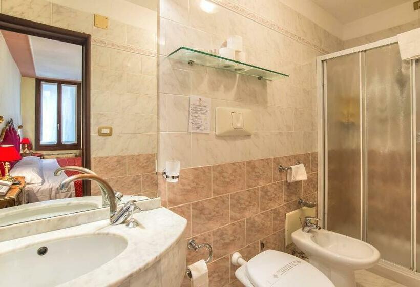 اتاق راحتی, La Fenice Et Des Artistes