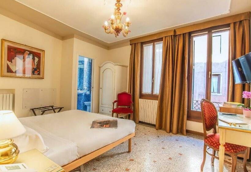 اتاق راحتی, La Fenice Et Des Artistes