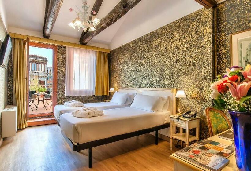 اتاق راحتی, La Fenice Et Des Artistes