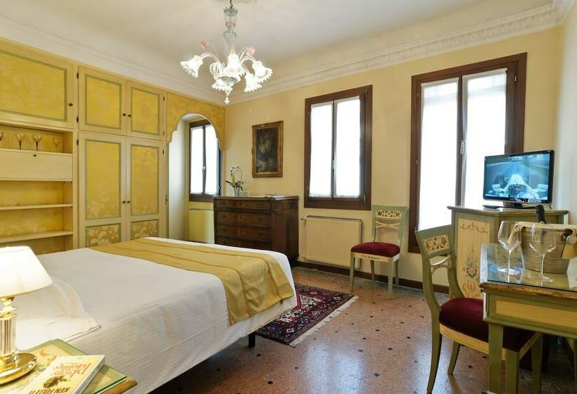 اتاق راحتی, La Fenice Et Des Artistes