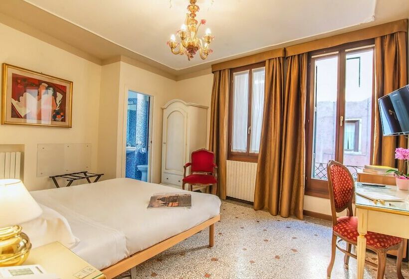 اتاق راحتی, La Fenice Et Des Artistes