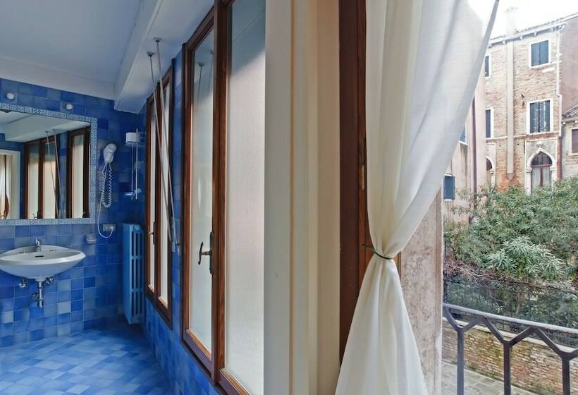 اتاق راحتی, La Fenice Et Des Artistes