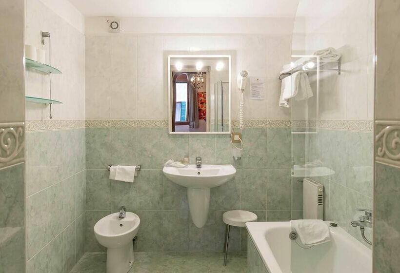 اتاق راحتی, La Fenice Et Des Artistes