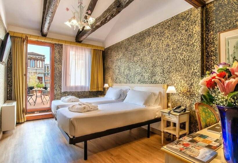 اتاق راحتی, La Fenice Et Des Artistes