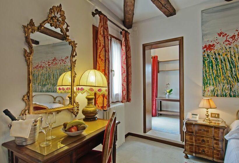 اتاق راحتی, La Fenice Et Des Artistes