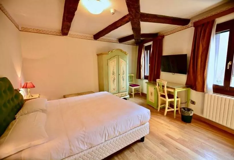 اتاق خانوادگی, La Fenice Et Des Artistes
