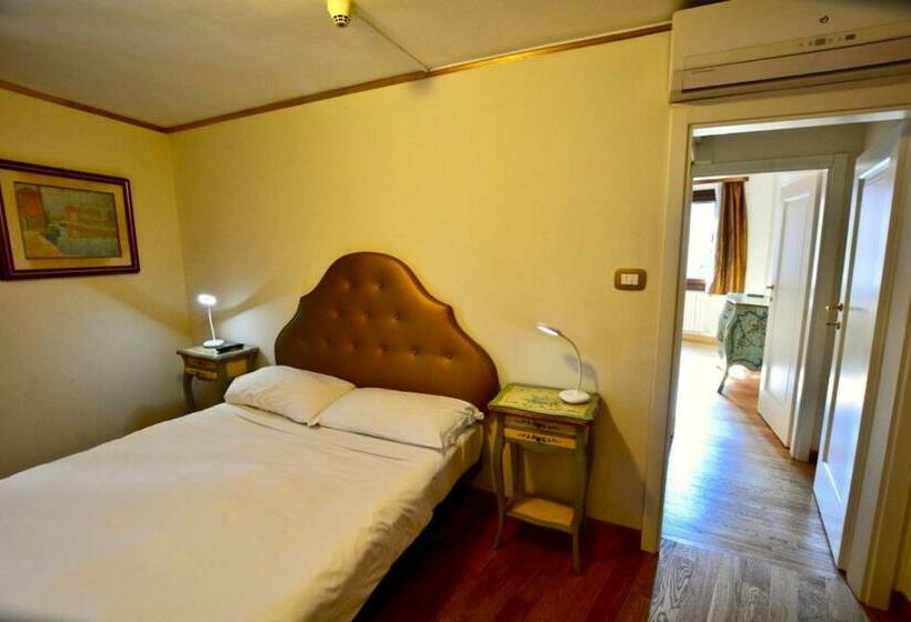 اتاق خانوادگی, La Fenice Et Des Artistes