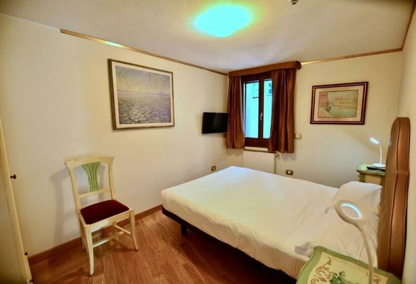 اتاق خانوادگی, La Fenice Et Des Artistes