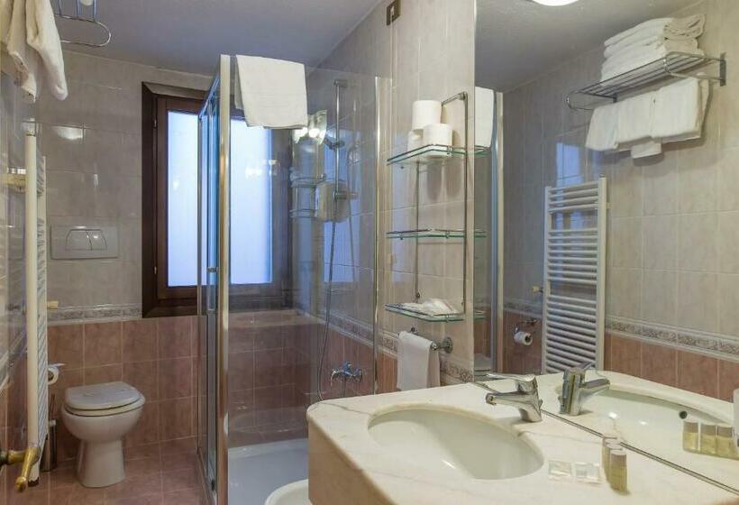 اتاق خانوادگی, La Fenice Et Des Artistes