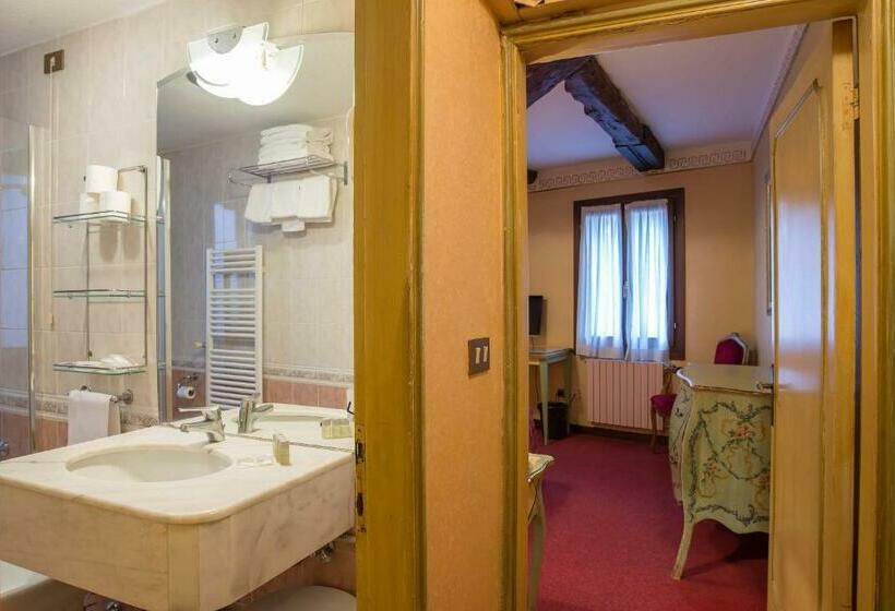 اتاق خانوادگی, La Fenice Et Des Artistes