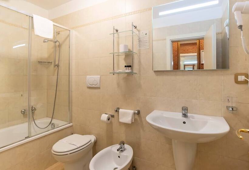 اتاق استاندارد سه نفره, La Fenice Et Des Artistes