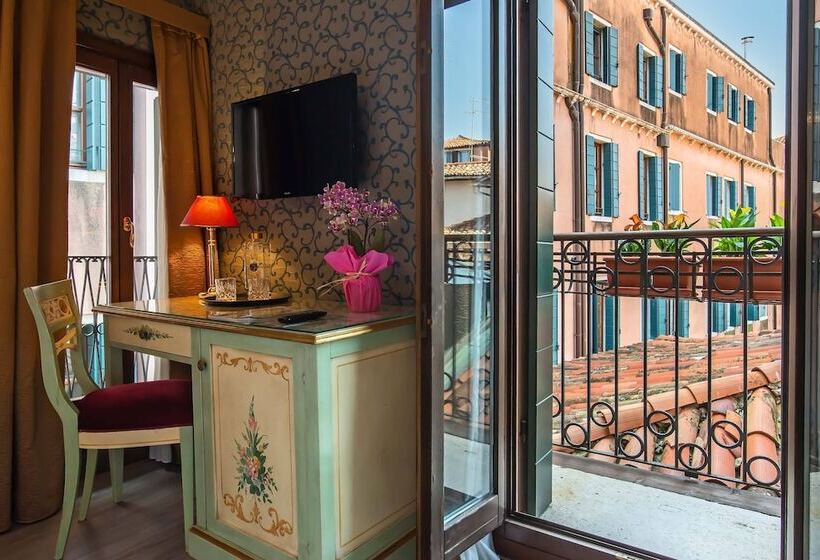 اتاق راحتی, La Fenice Et Des Artistes