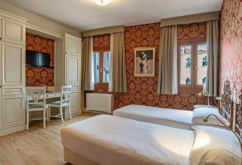 اتاق راحتی, La Fenice Et Des Artistes