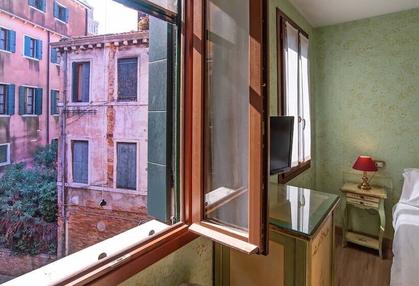 سوییت جونیور, La Fenice Et Des Artistes