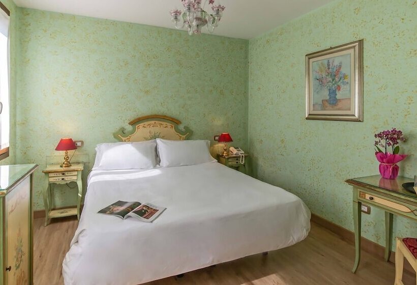 سوییت جونیور, La Fenice Et Des Artistes