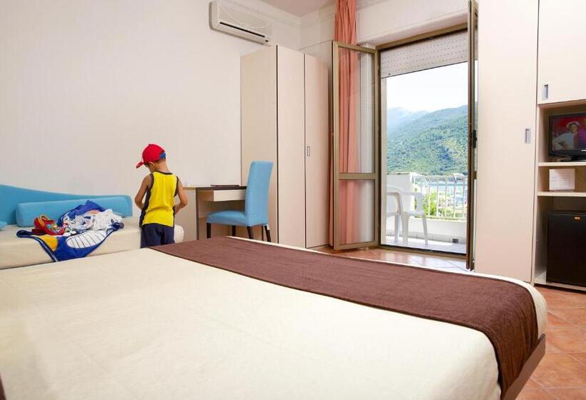 חדר קומפורט לשלושה, Mediterraneo