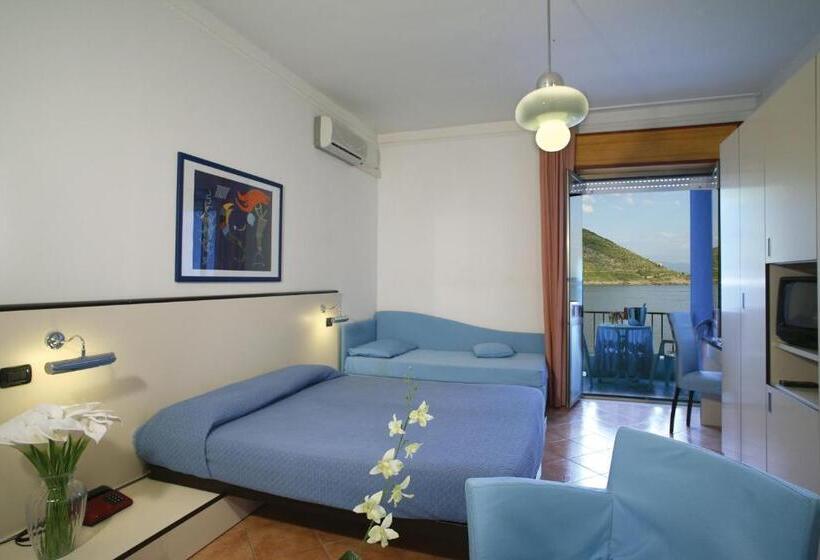 חדר קומפורט לשלושה, Mediterraneo