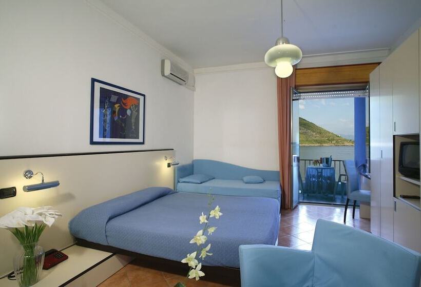 חדר קומפורט לשלושה, Mediterraneo