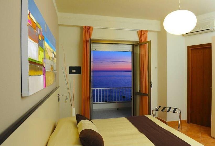 חדר סופריור לשלושה עם נוף לים, Mediterraneo