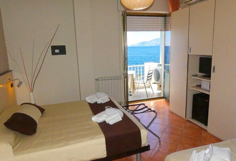 חדר סופריור לשלושה עם נוף לים, Mediterraneo