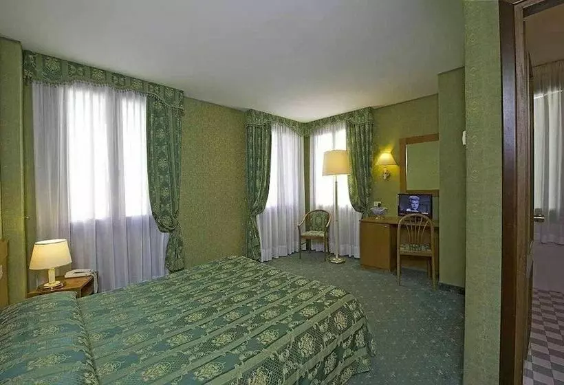 اتاق استاندارد سه نفره, Nazionale