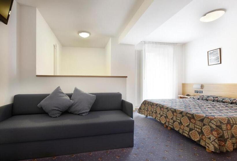 חדר משפחתי קלאסי, Nele