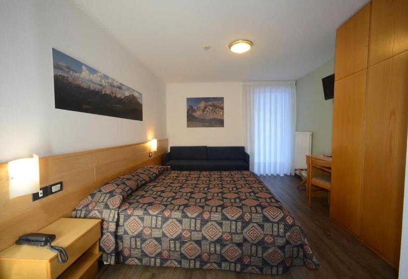 חדר משפחתי קלאסי, Nele