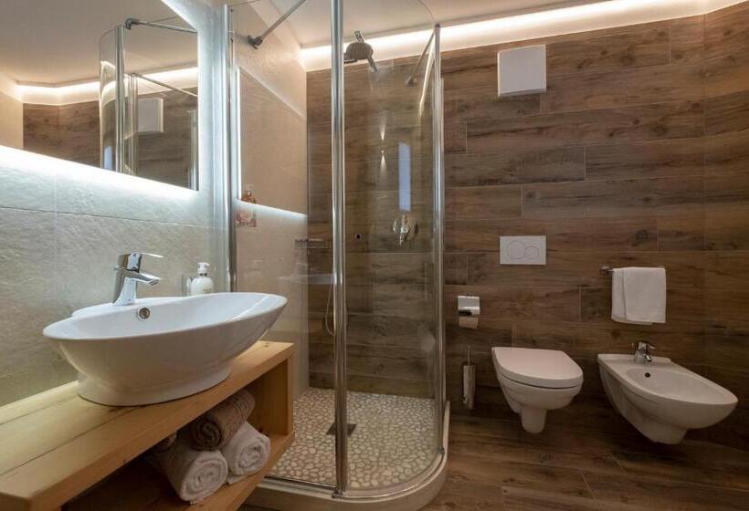 חדר סופריור לשלושה, Nele