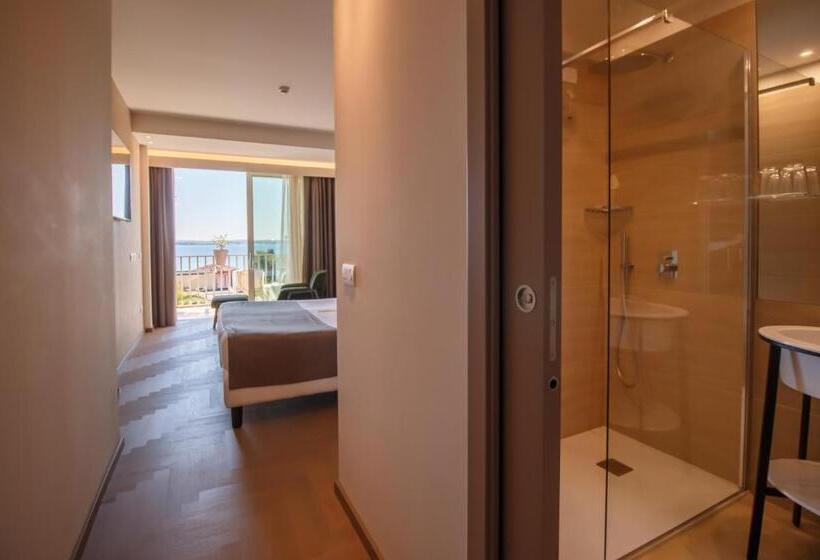 Superior room with lake view, Olivi Hotel & Natural Spa