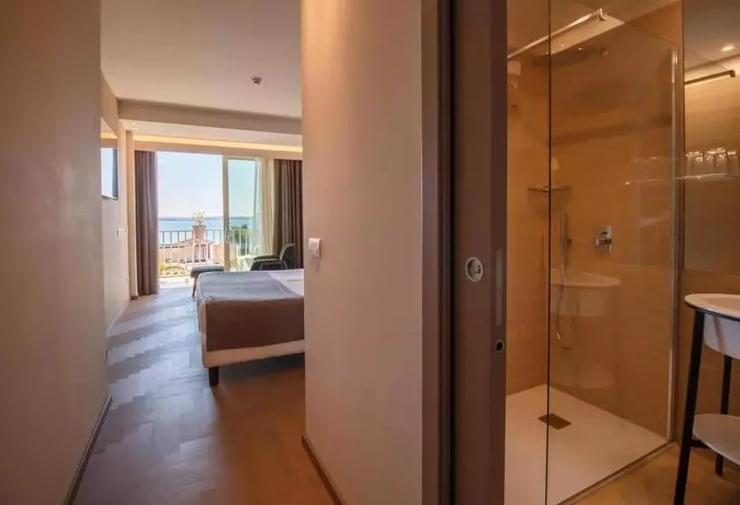 Superior room with lake view, Olivi Hotel & Natural Spa