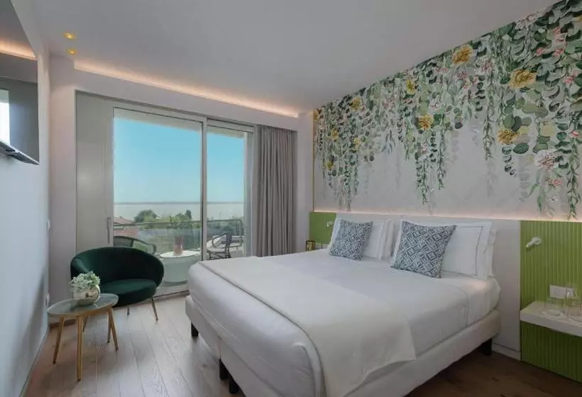 Superior room with lake view, Olivi Hotel & Natural Spa