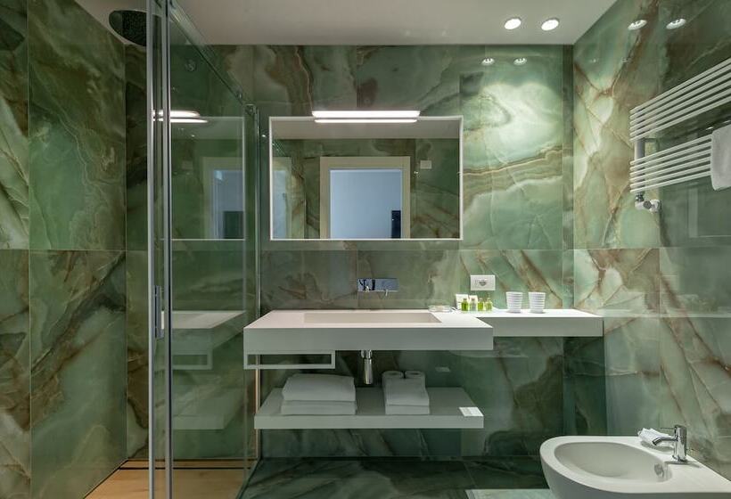 Superior room with lake view, Olivi Hotel & Natural Spa