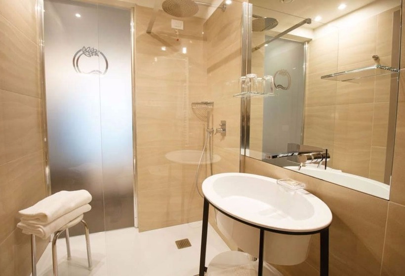 Superior room with lake view, Olivi Hotel & Natural Spa