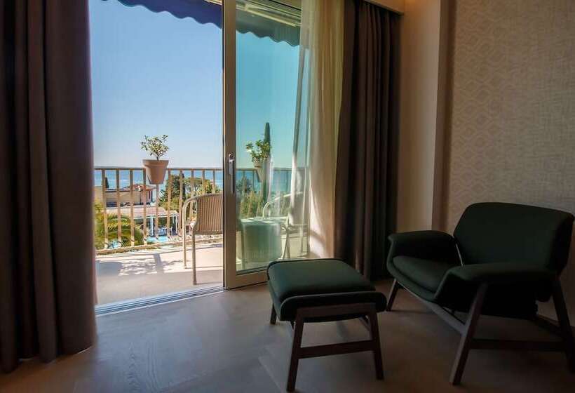 Superior room with lake view, Olivi Hotel & Natural Spa