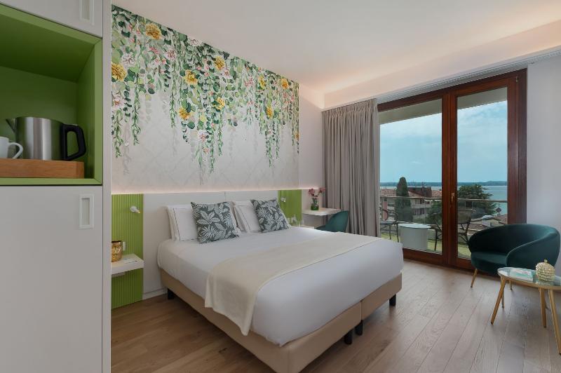 Superior room with lake view, Olivi Hotel & Natural Spa