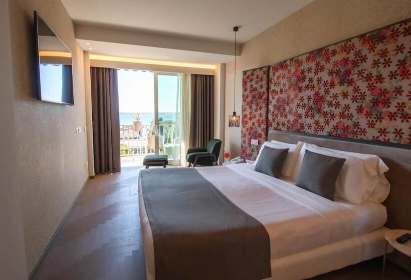 Superior room with lake view, Olivi Hotel & Natural Spa