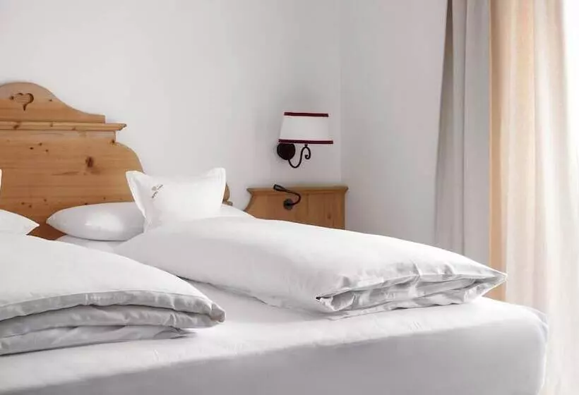 اتاق سوپریور, Tyrol
